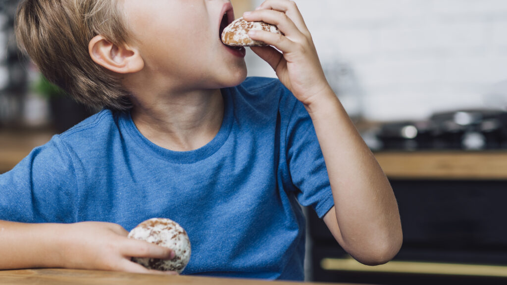 Niño comiendo